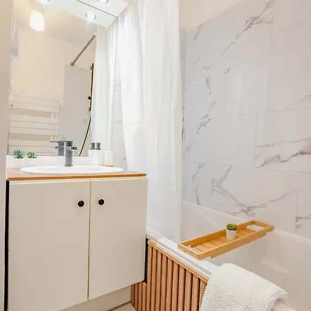 Le Kinta T2 Afro Chic, Parking Prive Et Proche Metro *